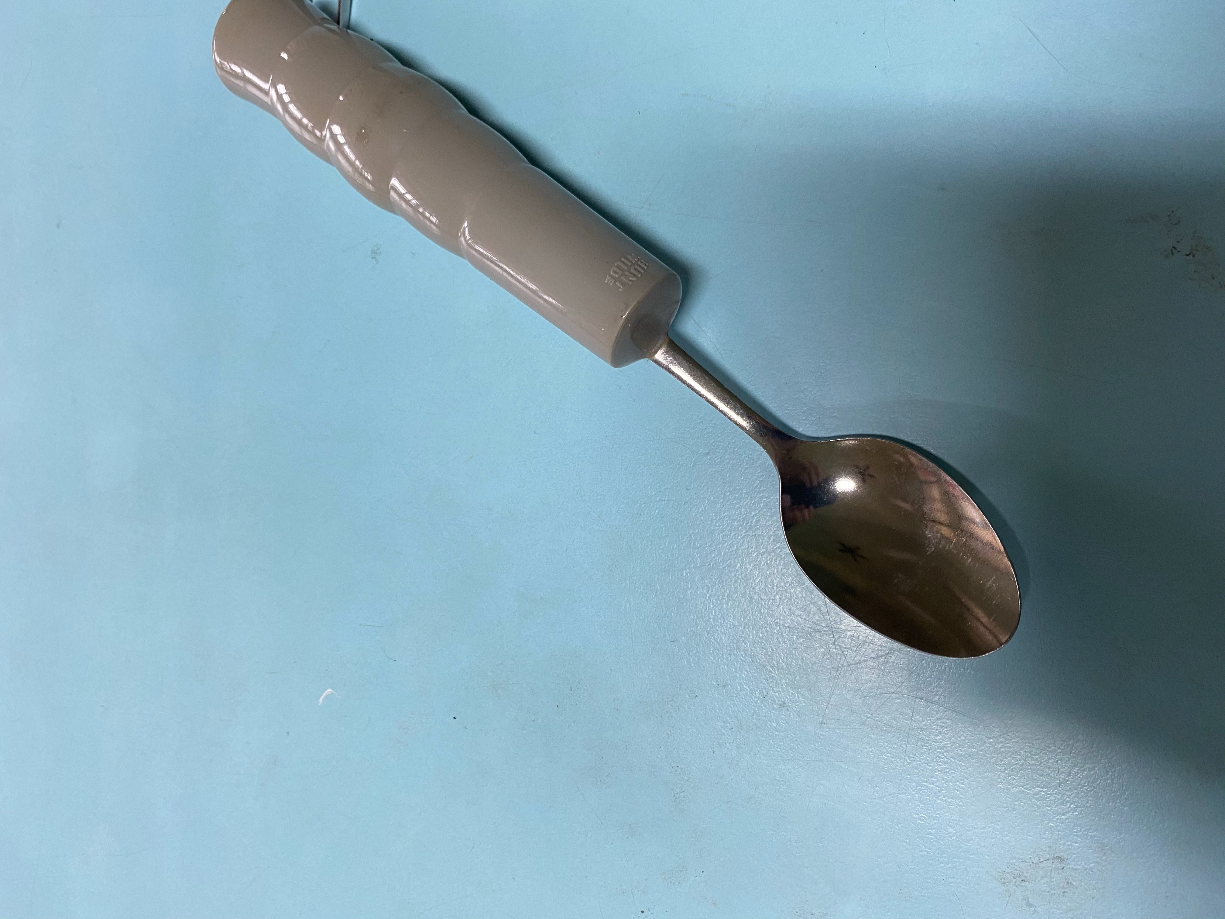 加重湯匙減少手部晃動而影響進食進而增加自我餵食成功經驗